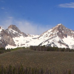The dual mountain peak (or non-monotonic) effect (Photo: Frank Kovalchek)